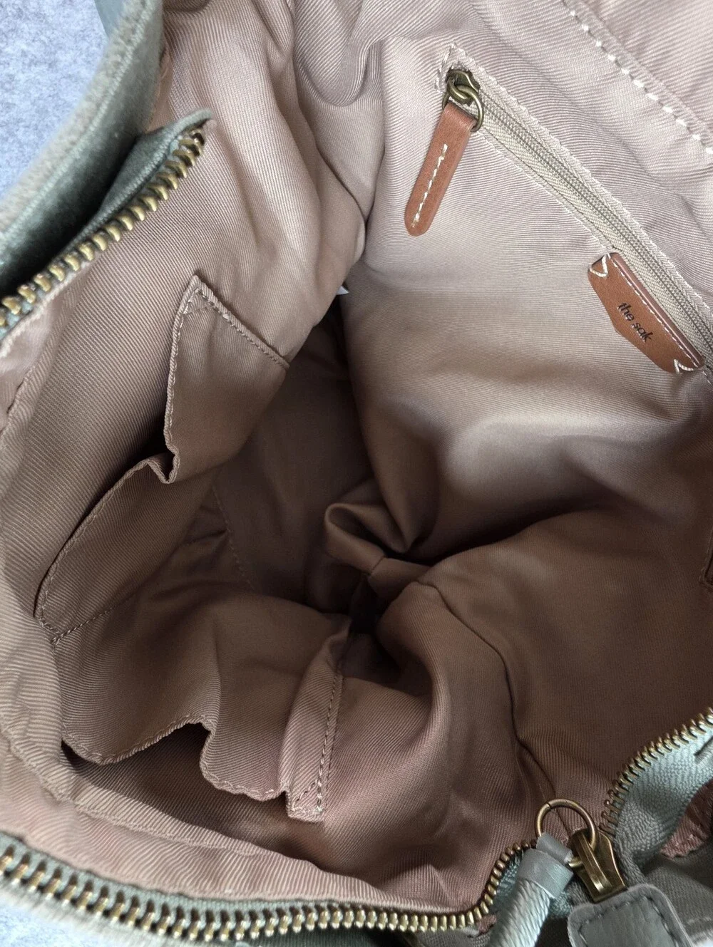 The Sak Los Feliz Crossbody bag in a soft sage green leather Purse - Picture 6 of 11